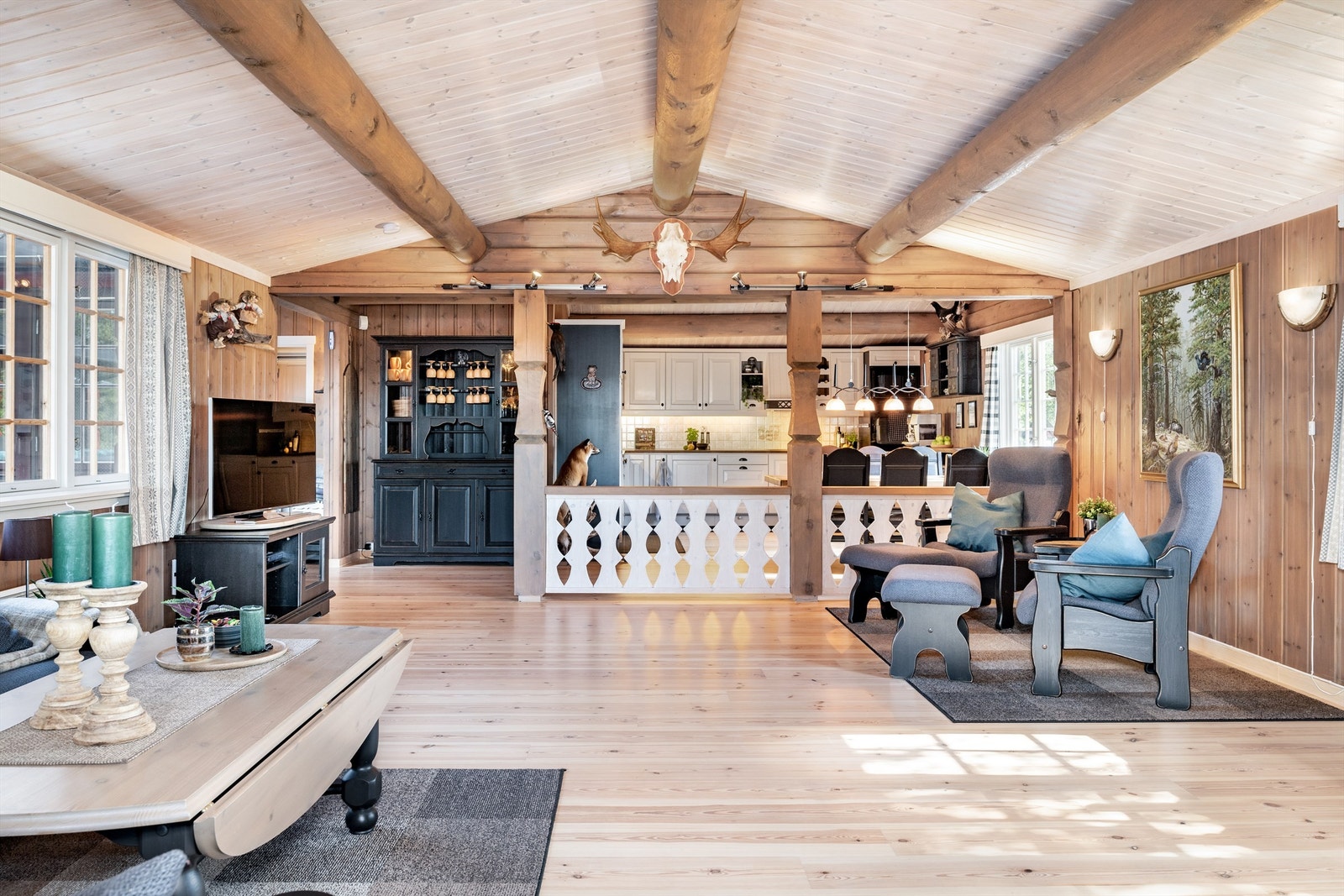 Her er plass til flere møblement som tv-krok, sofahjørne og kanskje en leseplass ved peisen? Pent golv i enstavs furuparkett, slipt og lakket Galleribilde