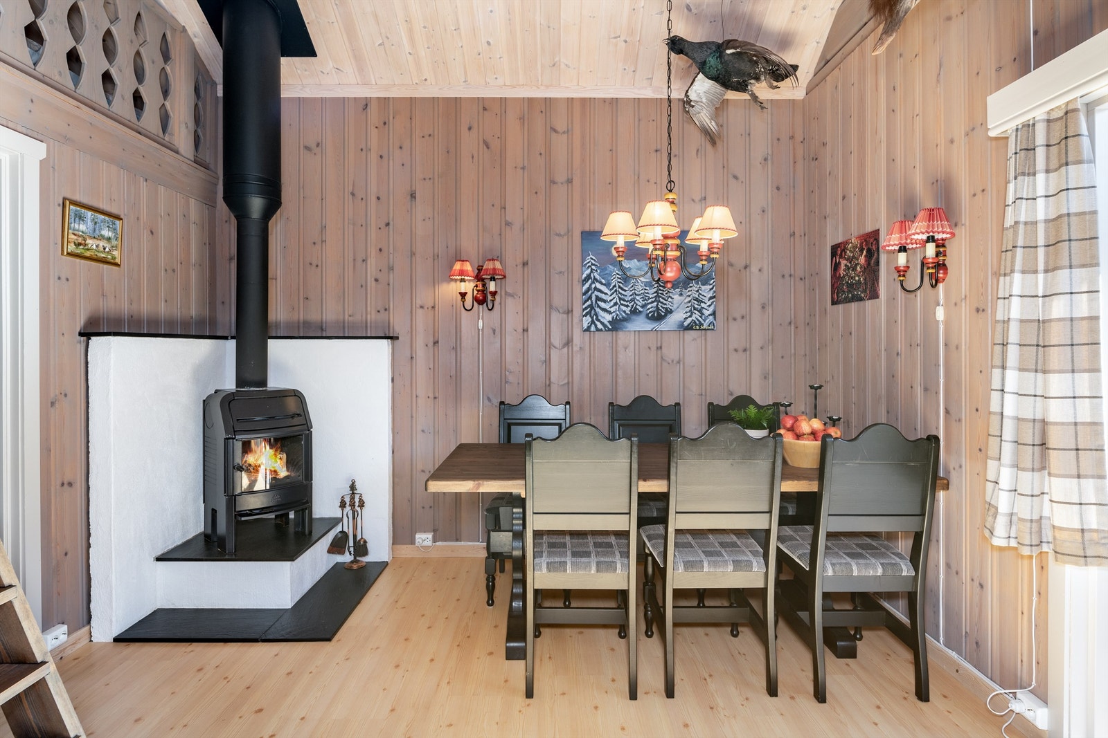 Trivelig spiseplass foran peisovnen Galleribilde