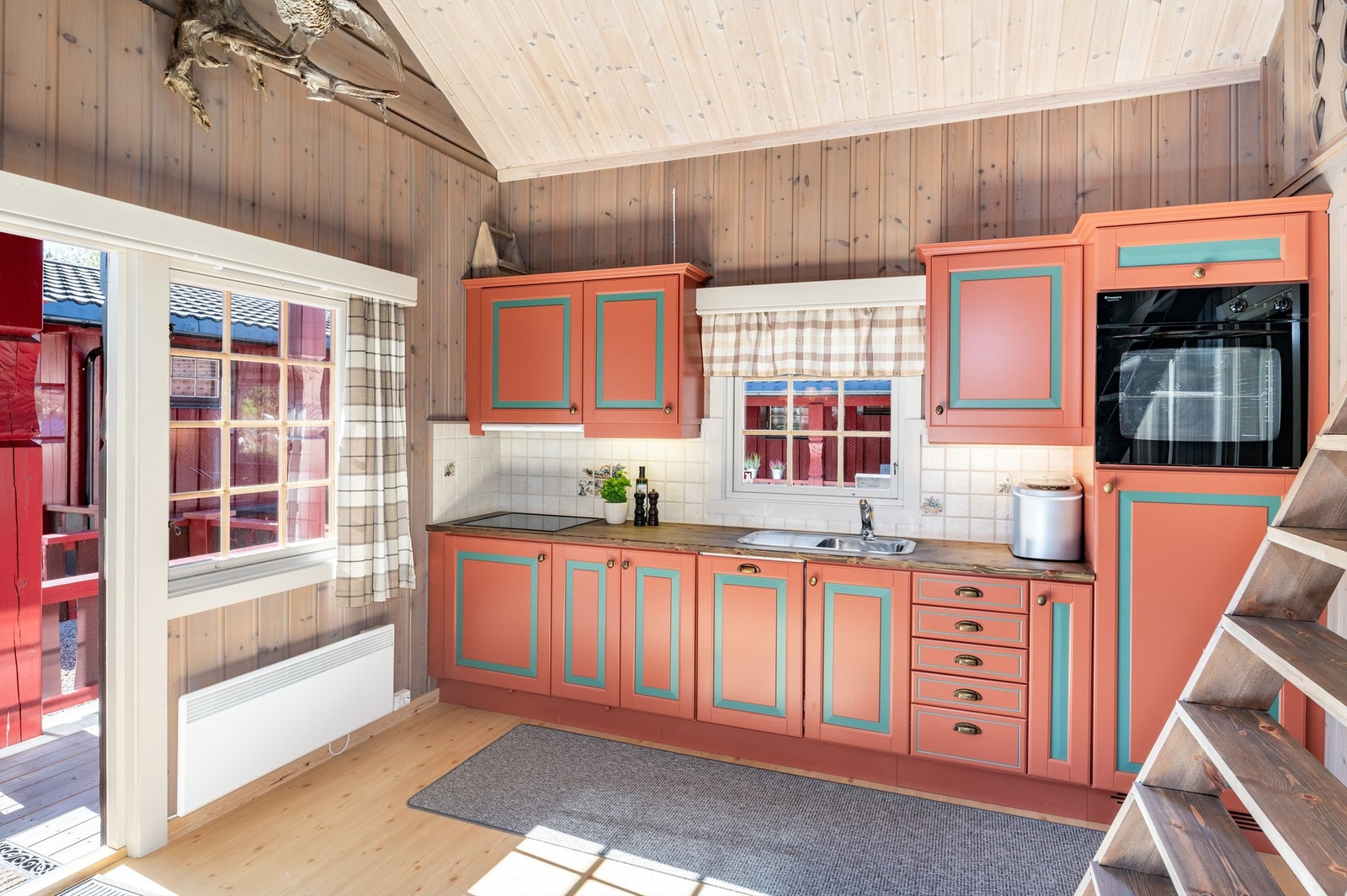 Kjøkken med fliser over benk og integrert løsning for hvitevarer. Legg merke til den rause takhøyden! Galleribilde