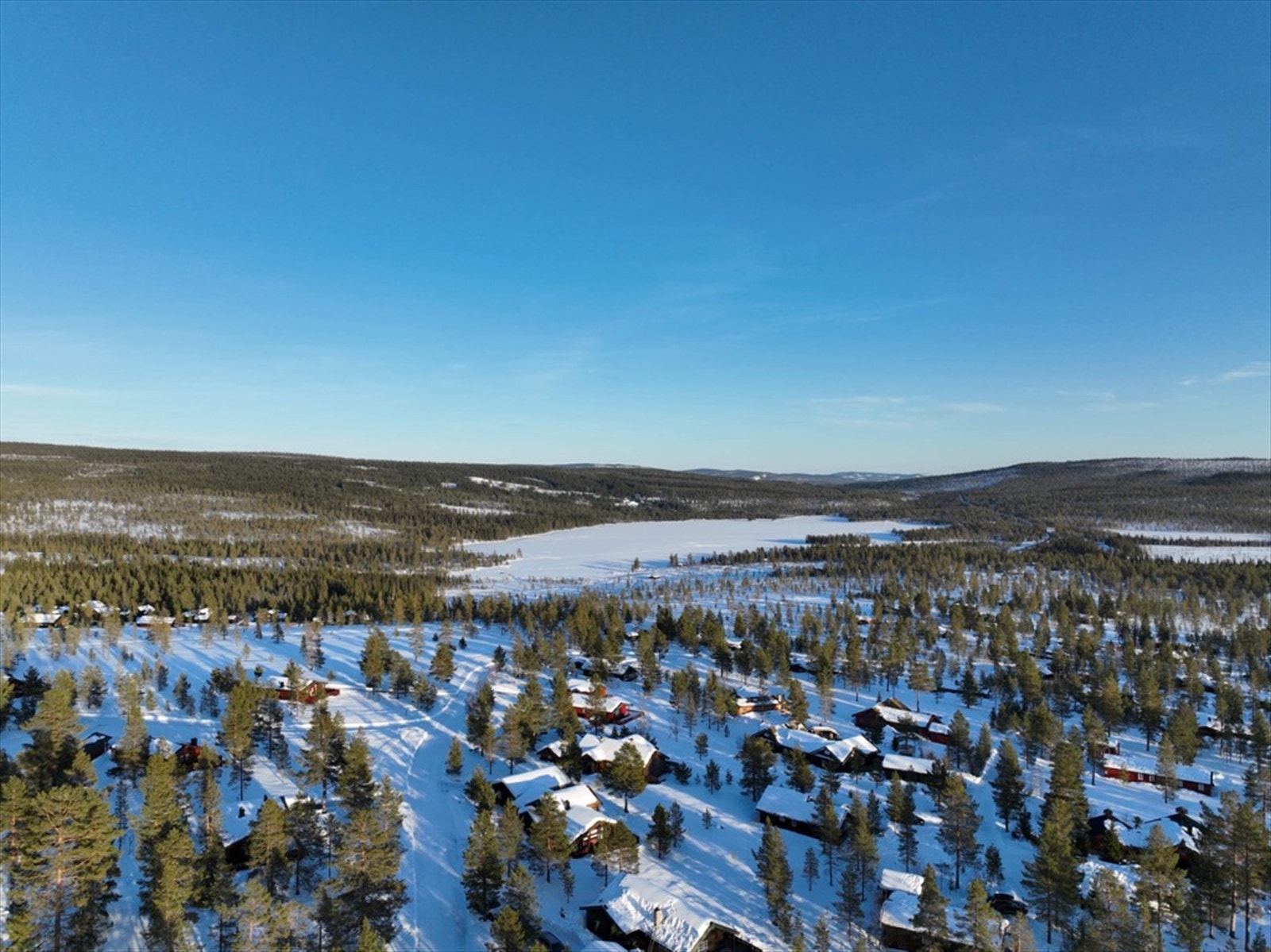 Eltsjøen med isfiske om vinteren og bading og fiske sommerstid. Privat dronebilde Galleribilde