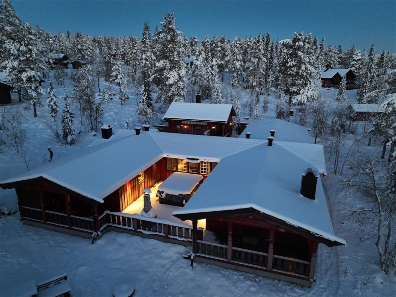 Meget innholdsrik fritidseiendom med hovedhytte, selvstendig anneks og garasje Galleribilde