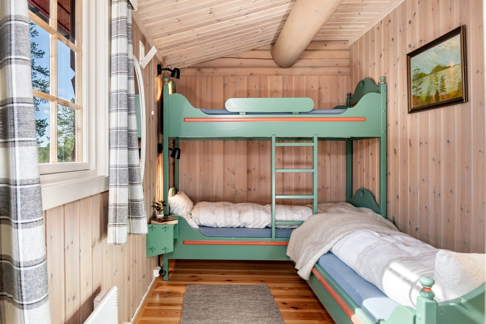 Soverom 3 er innredet med køyeseng og enkeltseng, også her er det god takhøyde Galleribilde