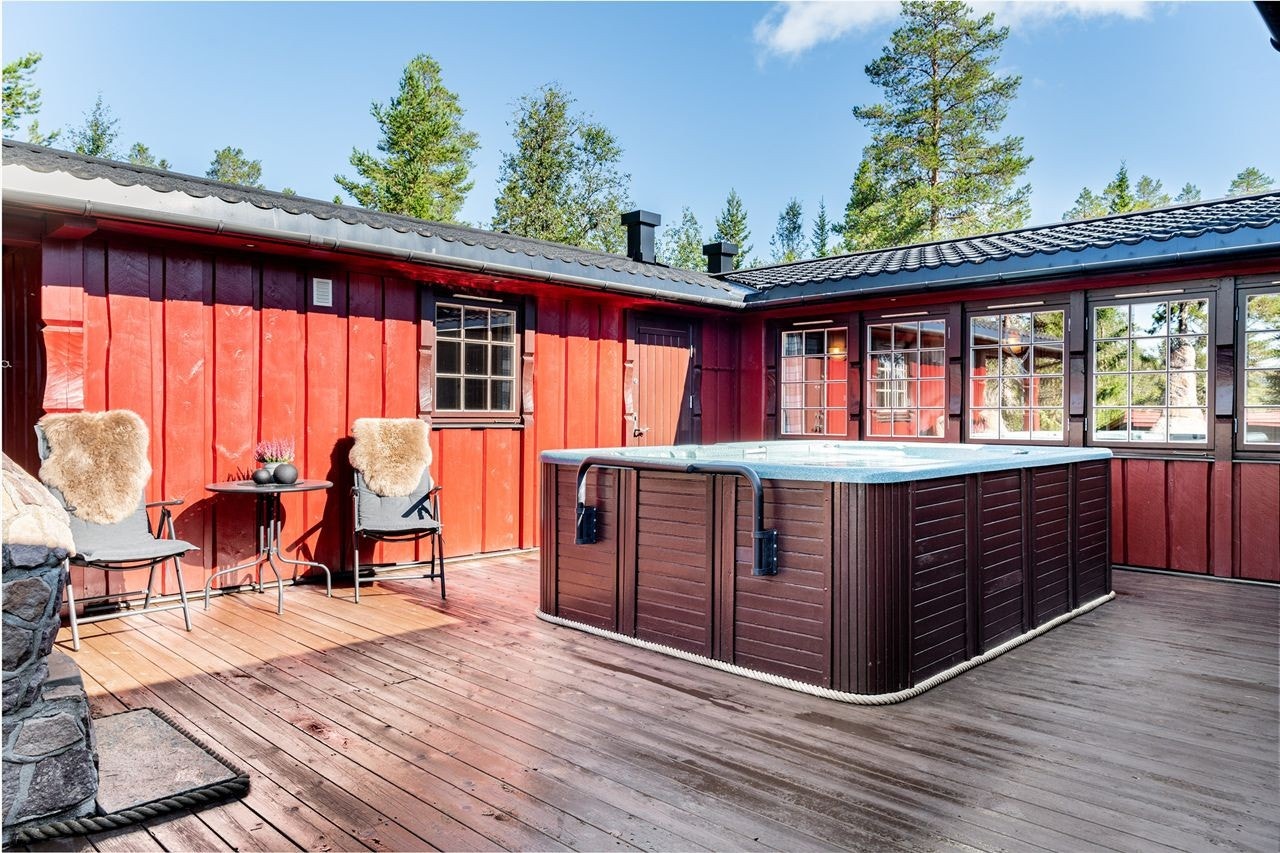 På terrassen mot vest er en romslig jacuzzi for inntil 10 personer Galleribilde