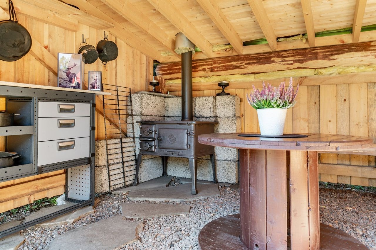 Også gapahuken har vedfyring i form av en eldre komfyr Galleribilde