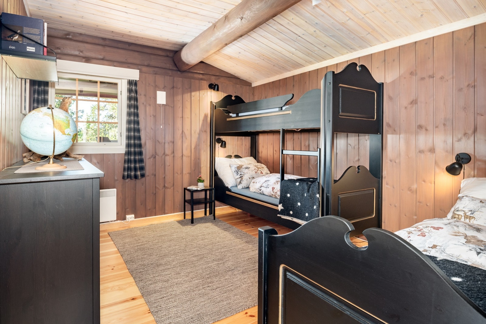 Det er totalt 4 soverom i hovedhytta. Alle med tregulv, beiset panel og hvitbehandlet tak Galleribilde