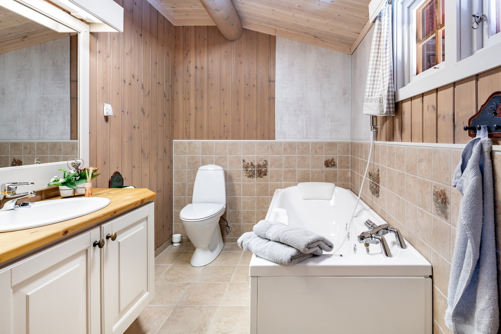 Badet tilknyttet hovedsoverommet er innredet med deilig badekar. Fliser med varmekabler på gulvet Galleribilde