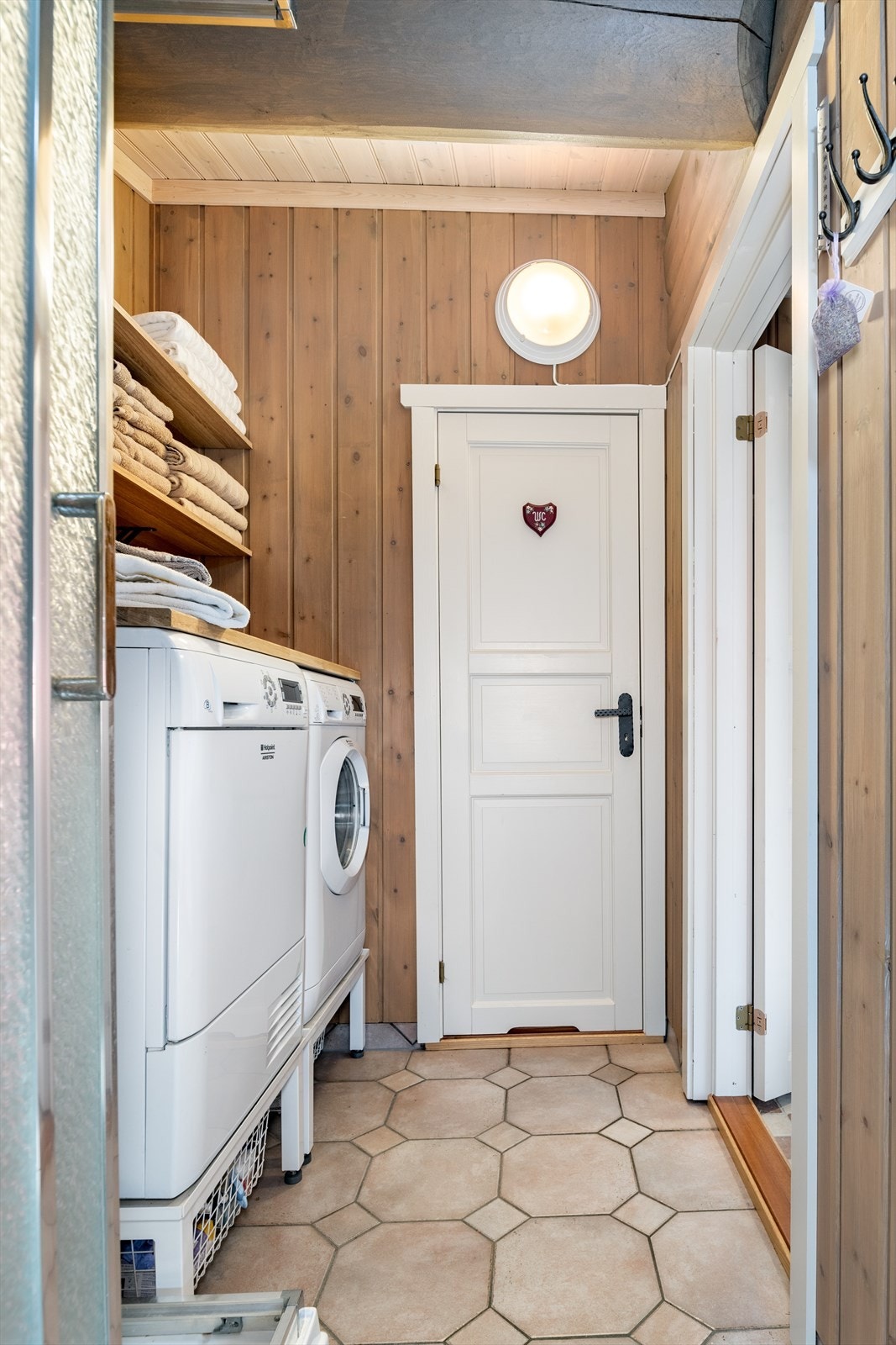 Praktisk bad/vaskerom med dusjkabinett, vaskemaskin og tørketrommel. Adkomst til ekstra toalettrom og til badstua Galleribilde