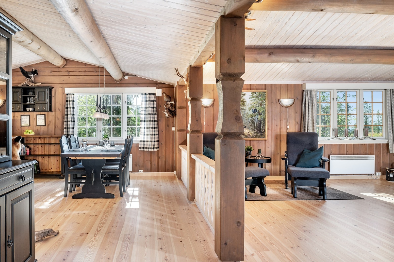 Åpen løsning mellom kjøkken og stue gjør det lett å være sosial med familie og venner Galleribilde