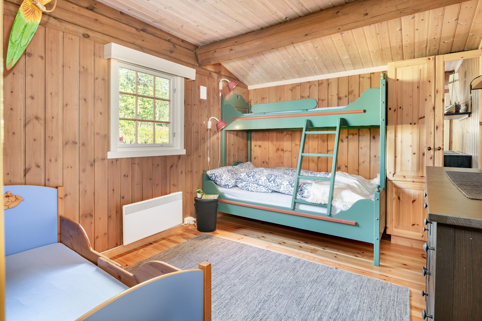 Pr idag er det totalt 12 sengeplasser i hovedhytta. Soverom 2 har plass til flere sengeløsninger og garderobe Galleribilde