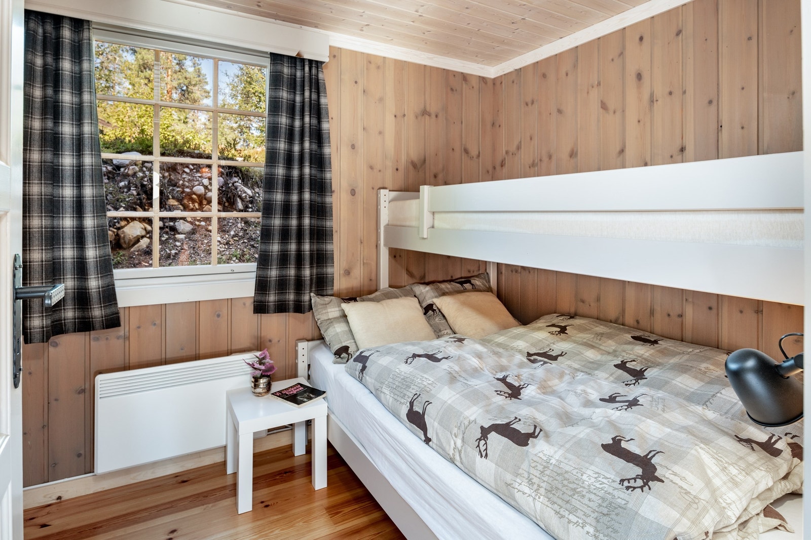 Familiekøye i soverommet i tillegg til soveplassene på hemsen Galleribilde