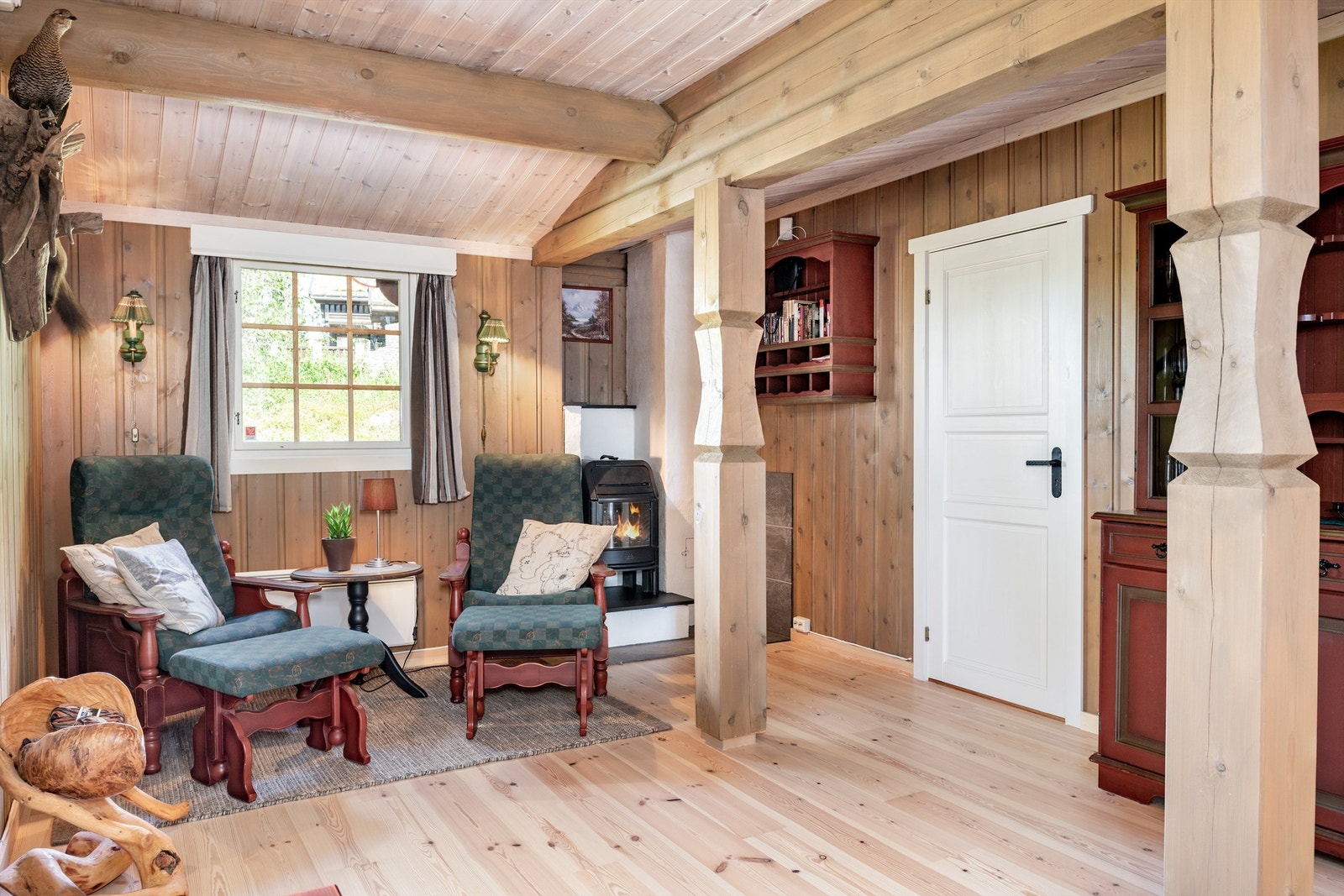 I soveromsdelen av hytta er det en ekstra stue for den som vil trekke seg litt tilbake. Også her er det fyring med ved i peisovn Galleribilde