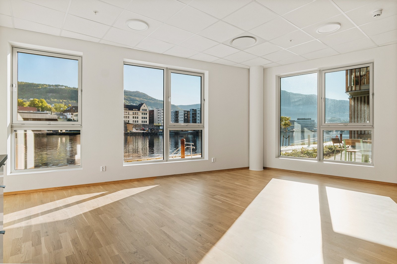 I 1.etasje er det et fellesrom på ca. 56 m2 med flott sjøutsikt og tilhørende bad og kjøkken Galleribilde