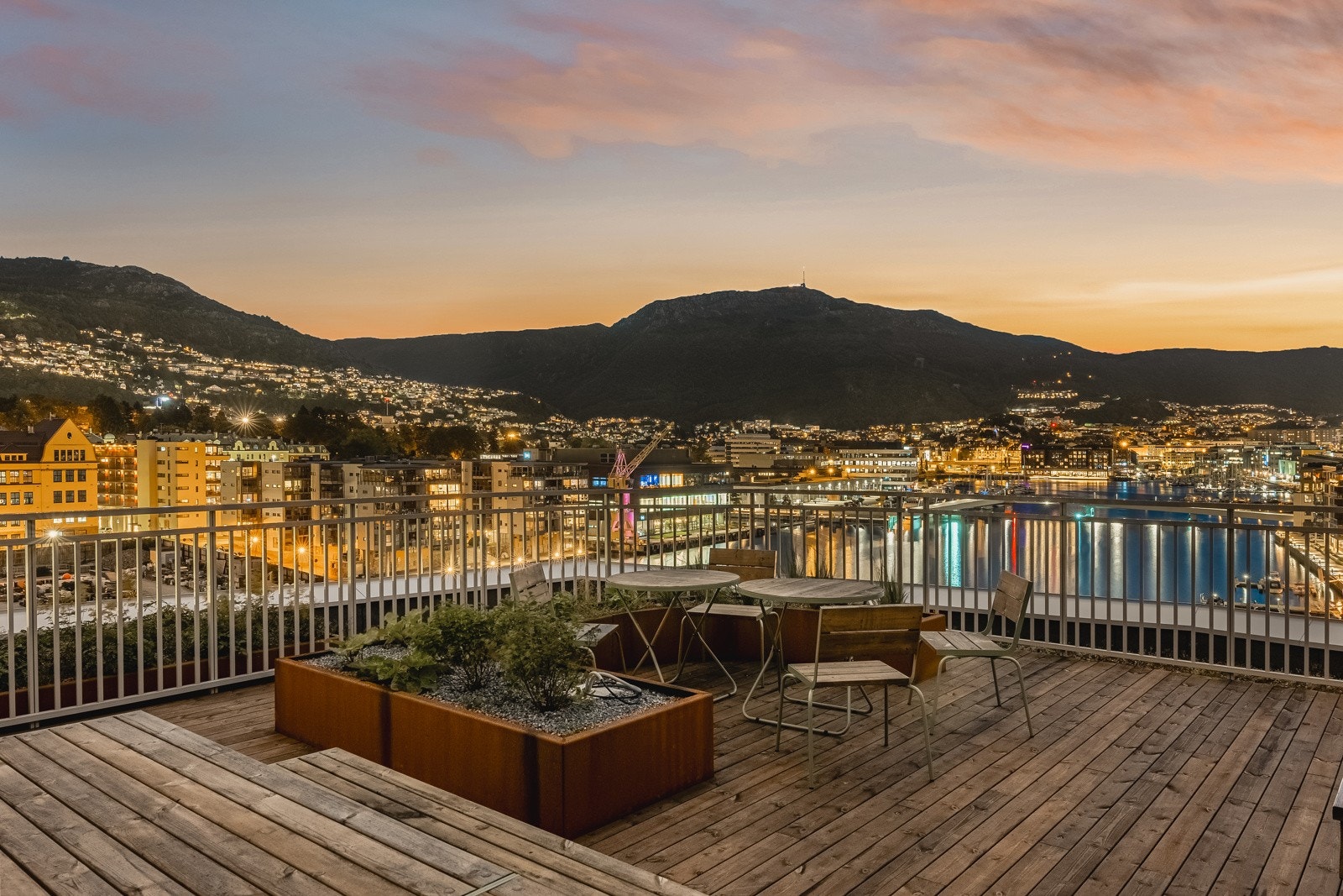Takterrassen til bygg B1. På begge takterrassene i sameiet er det felles utekjøkken og parsellhage. Galleribilde