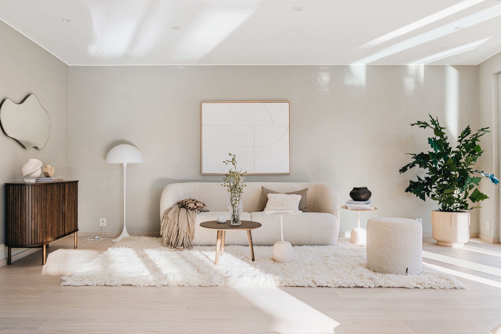 Her består overflatene av ett lekkert herdet tregulv som er gjennomgående for hele leiligheten, med unntak av baderom. Galleribilde