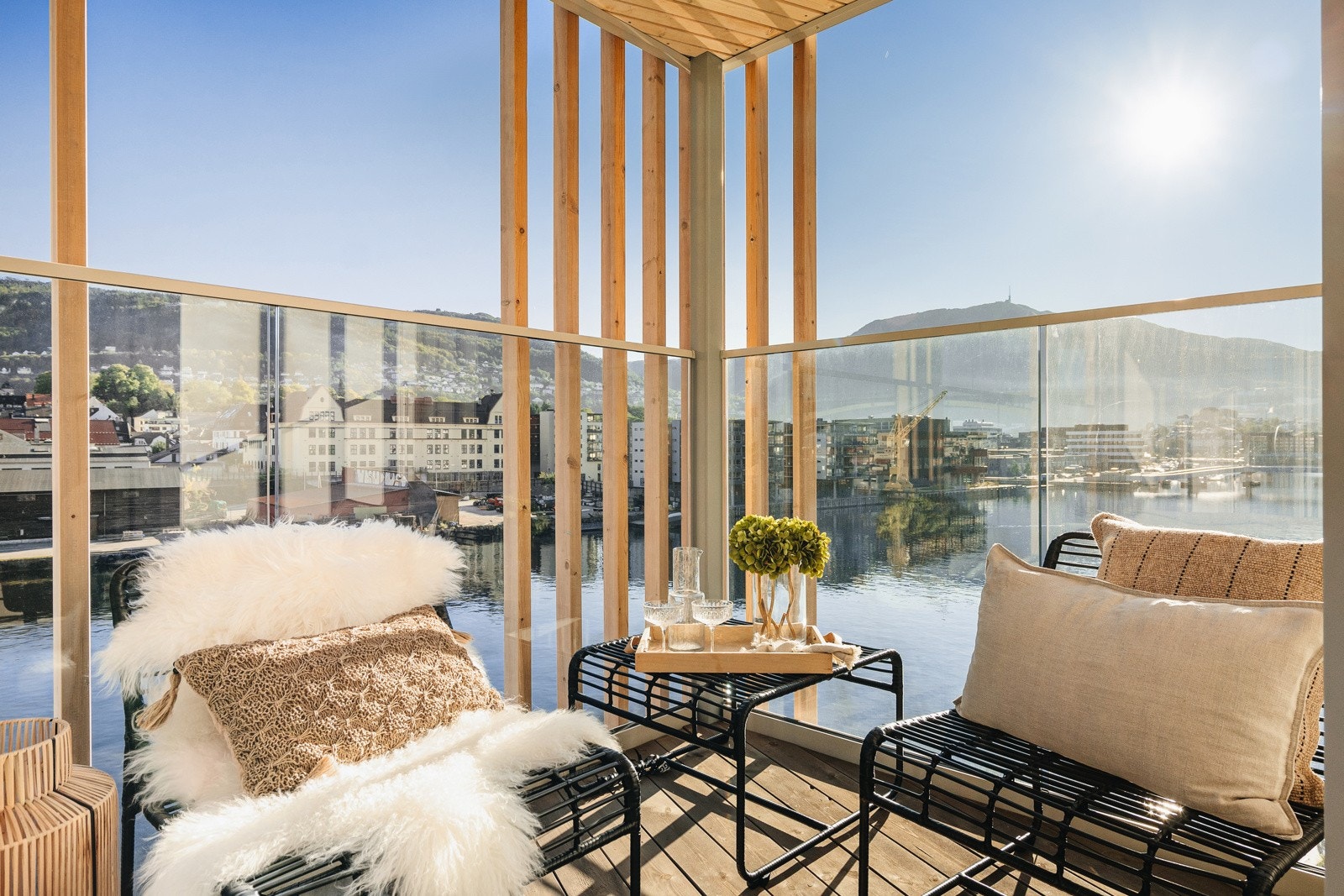 Fra stuen har du tilkomst til en deilig balkong med utsikt over sjø og Bergensfjellene. Galleribilde