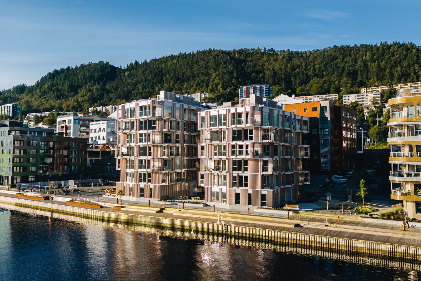 Leiligheten ligger i nest øverste etasje og du får halve etasjen for deg selv, ekstra stor plass og flotte finesser! Galleribilde