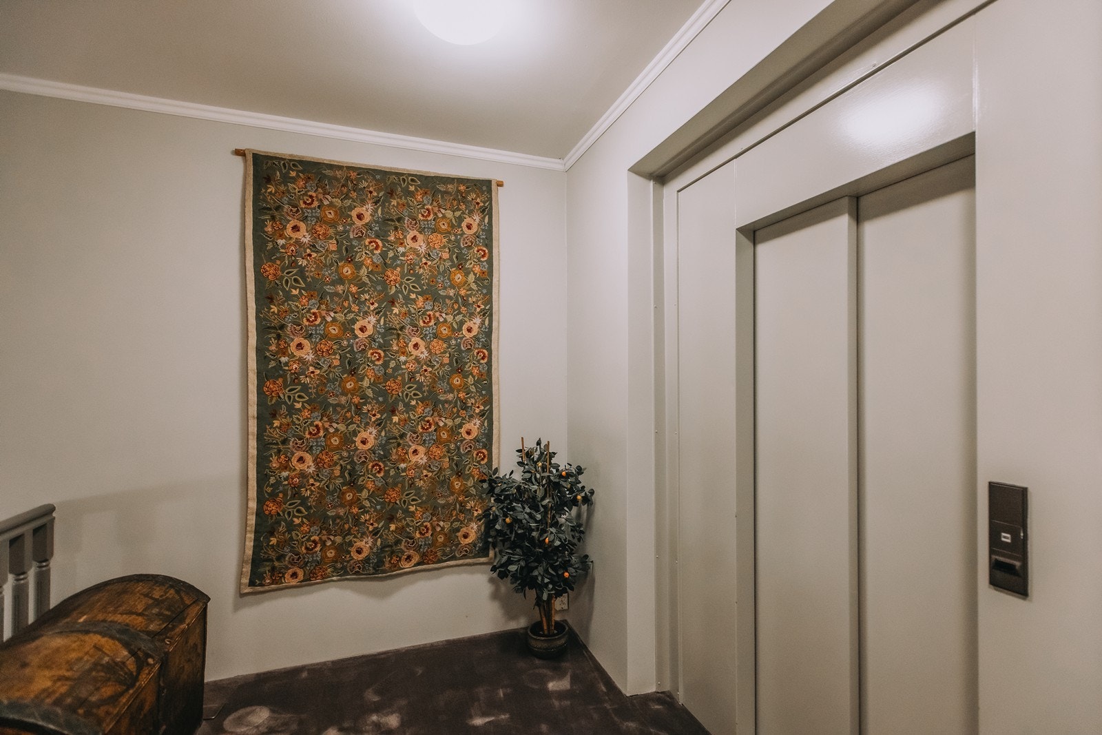 Heisen ligger lett tilgjengelig like utenfor inngangsdøren, og tar deg direkte ned til felles, lukket garasjeanlegg Galleribilde