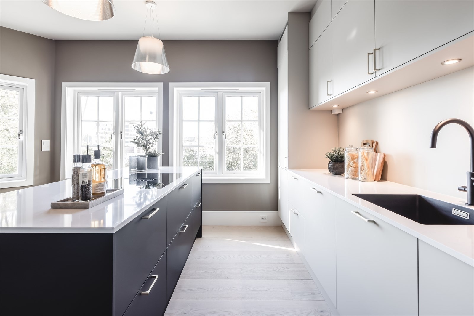 Kjøkkenet er praktisk utformet med store arbeidsflater og rikelig med oppbevaringsmuligheter Galleribilde