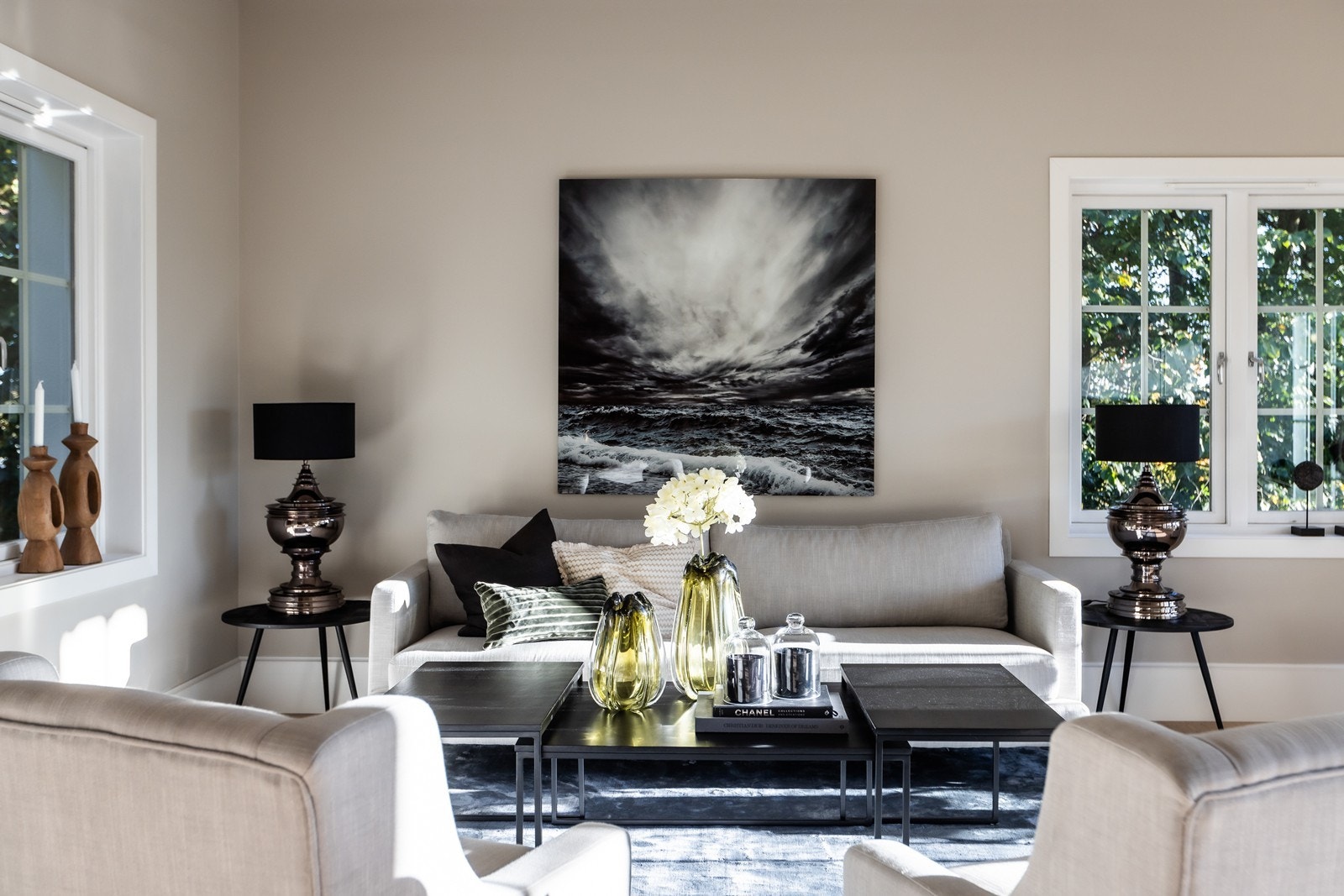 Meget gode lysforhold - stuen får lysinnslipp fra tre himmelretninger Galleribilde