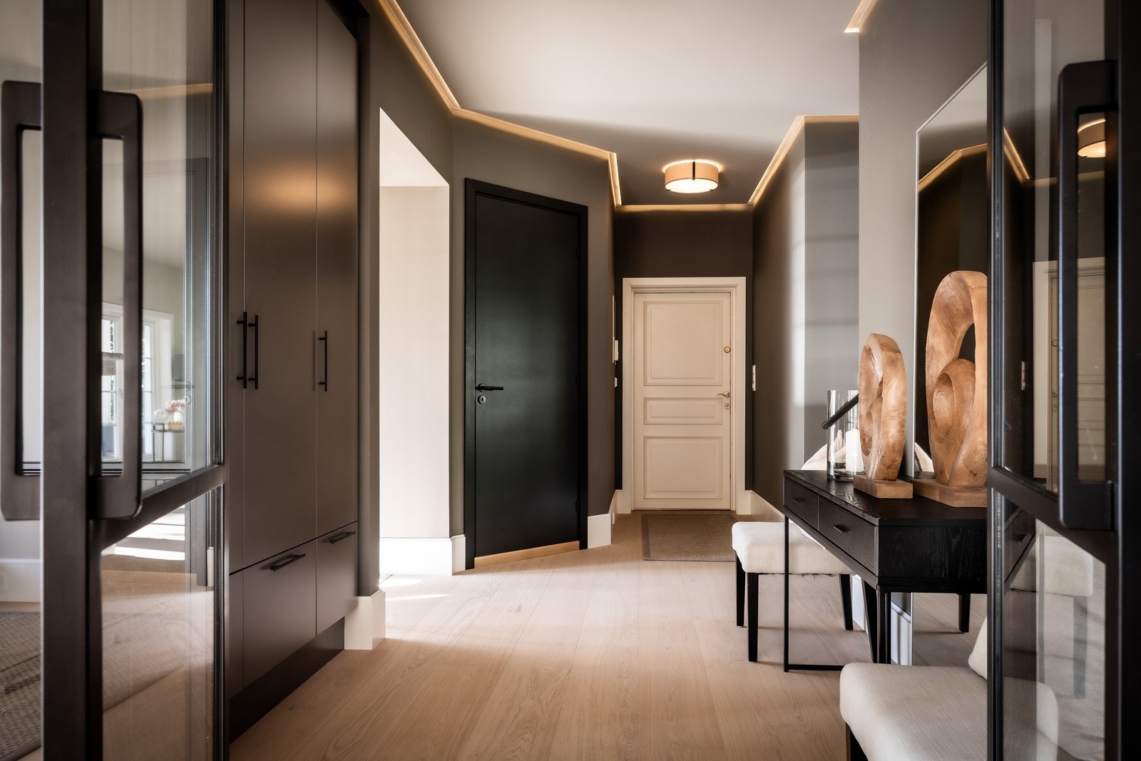 Heisen ned til garasjeanlegget hvor leiligheten disponerer to garasjeplasser ligger rett utenfor inngangsdøren Galleribilde