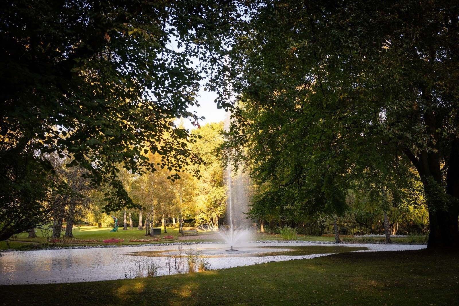 Her finner man turstier, dammer og grøntområder. Perfekt for turer, jogging og parkliv Galleribilde