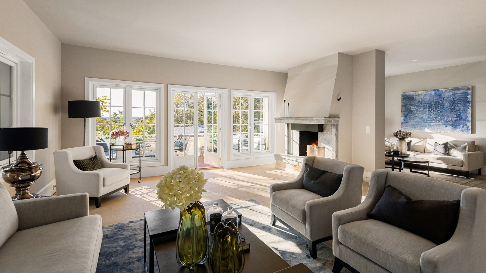 Et luftig og moderne bomiljø med fin soneinndeling, godt tilrettelagt for familiemiddager og hyggelige tilstelninger Galleribilde