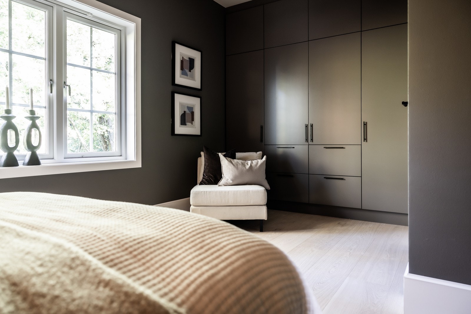 Rikelig med oppbevaringsmuligheter i integrerte garderobeskap. Fra soverommet er det direkte adkomst til eget bad Galleribilde