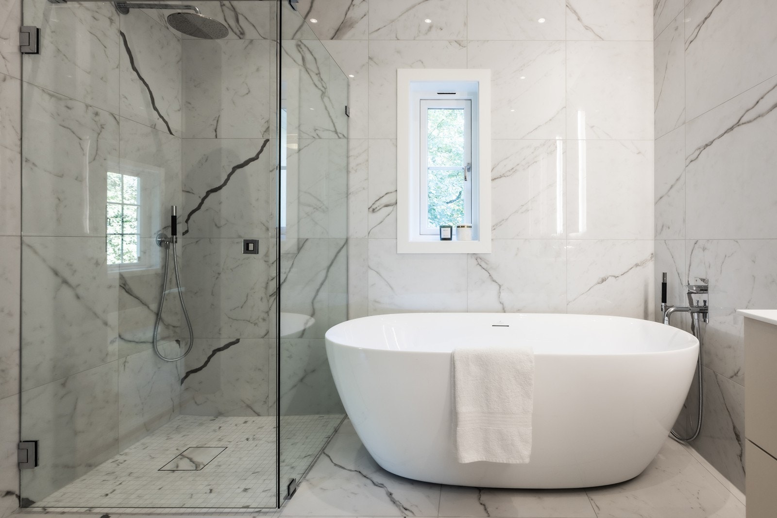 Badekar og stort dusjhjørne med mosaikkflis og designsluk. Integrert takdusj og armatur med hånddusj Galleribilde