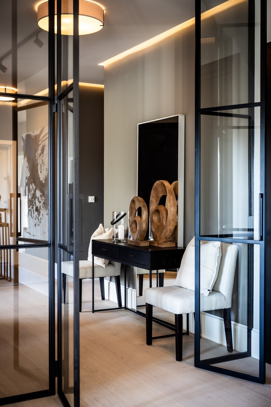 Veggoverflatene er malt i tidsriktige fargetoner, og den brede 1-stavs parketten flyter terskelfritt mellom de ulike rommene Galleribilde