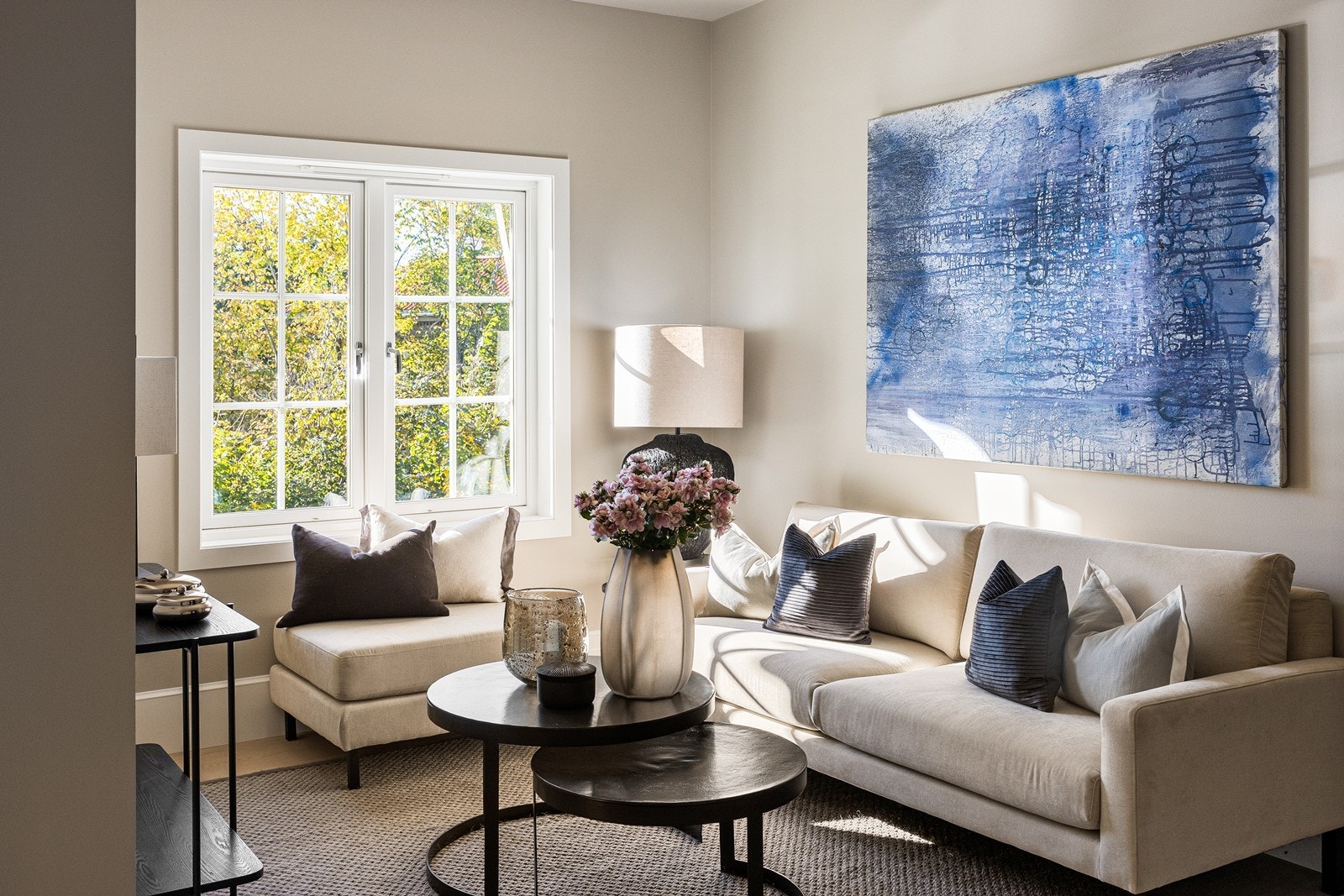 Usjenert, fredelig og tilbaketrukket i grønne omgivelser, uten innsyn Galleribilde