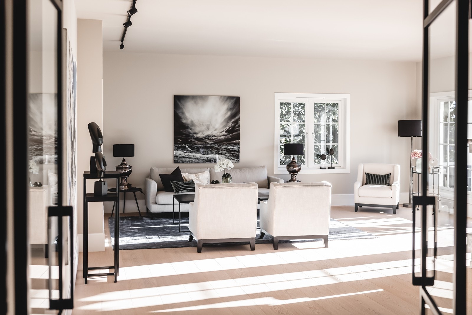 Leiligheten har en stor og luftig stue med flere soner og avdelinger Galleribilde