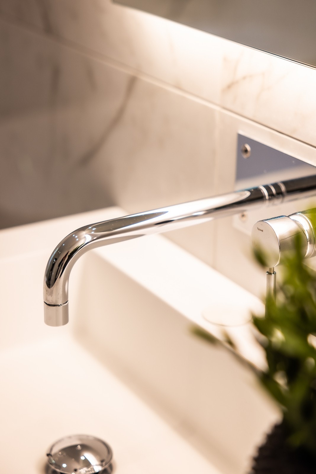 Lekker baderomsinnredning med to servanter, integrerte armaturer og to speil med belysning Galleribilde