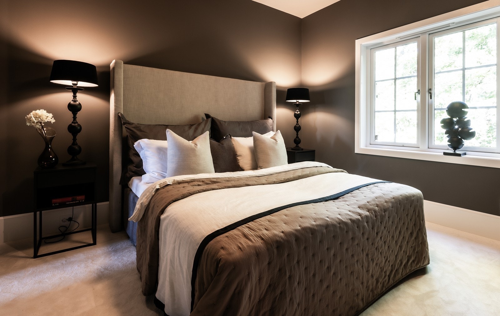 Hovedsoverommet er lunt og fint med behagelig vegg-til-vegg teppe på gulv og malte veggflater med brede gulvlister Galleribilde