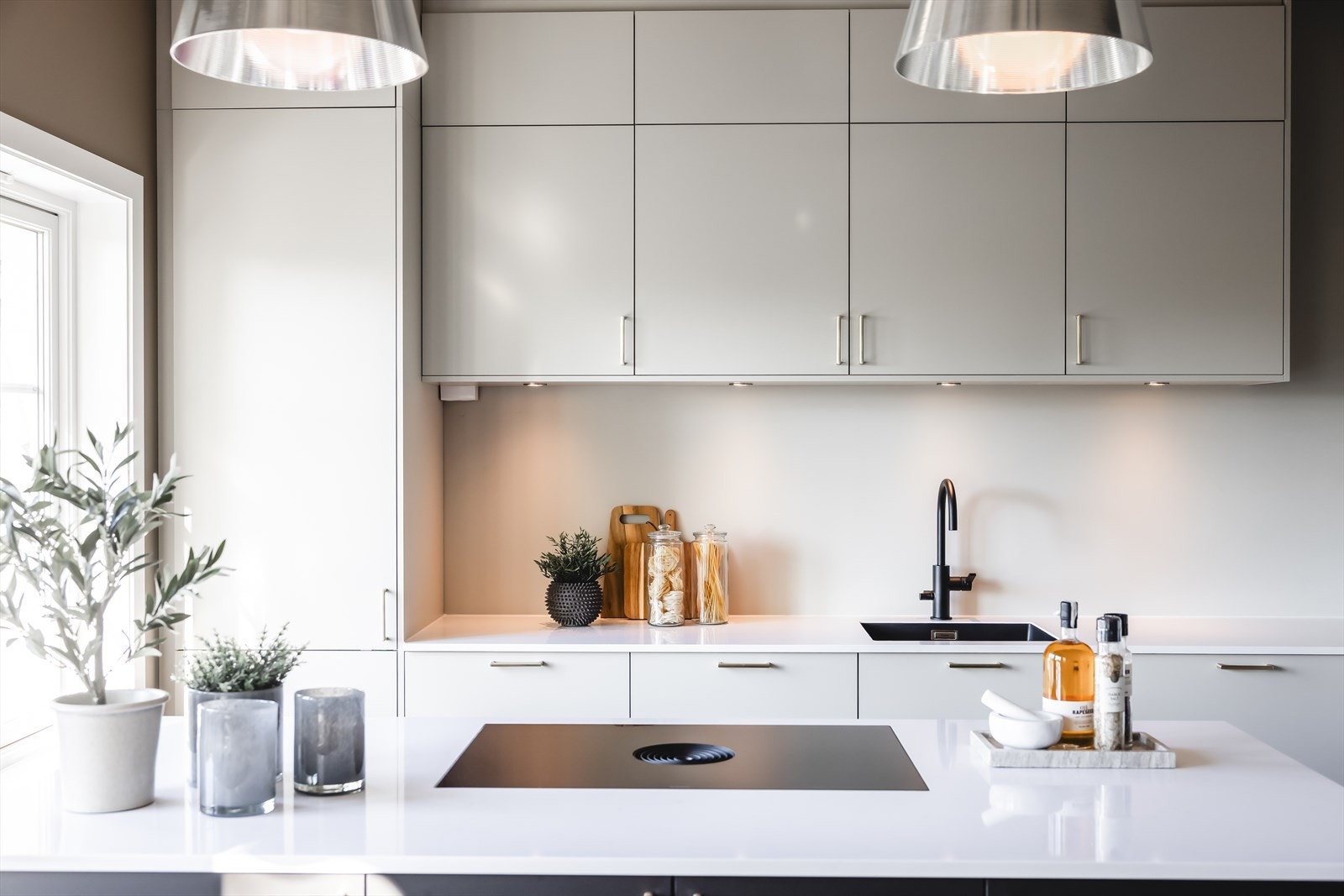 Kompositt benkeplate, platetopp fra Bora med integrert ventilator og planlimt kum med armatur i sort utførelse Galleribilde