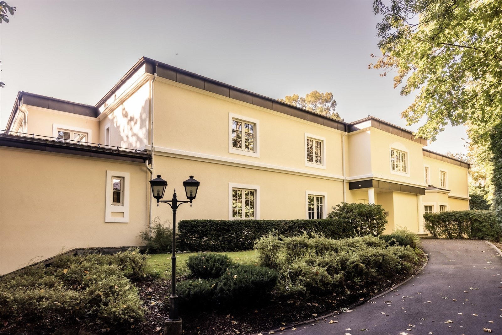 Fellesarealene er pent opparbeidet med grøntarealer, trær, prydbusker, beplantning og belysning. Asfalterte adkomstveier Galleribilde