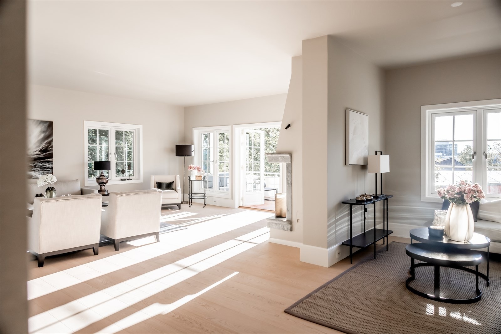 Et stort og flott allrom med duse fargetoner og lekker 1-stavs parkett. De brede gulvlistene gir rommet et eksklusivt preg Galleribilde