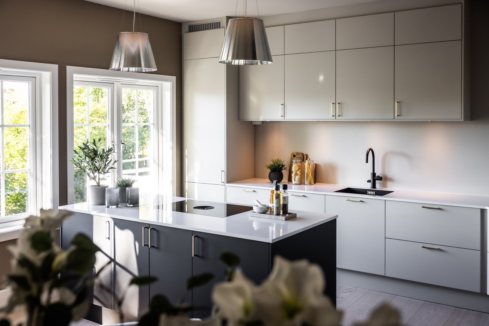 Komfyr, oppvaskmaskin, vinskap og kjøl/- fryseskap er integrert i innredningen Galleribilde