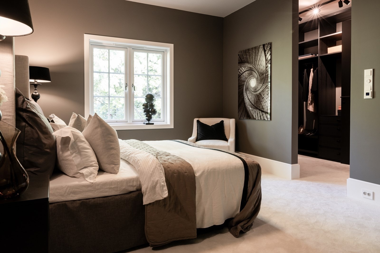 Hovedsoverommet ligger i suiteløsning med eget bad og walk-in garderobe Galleribilde