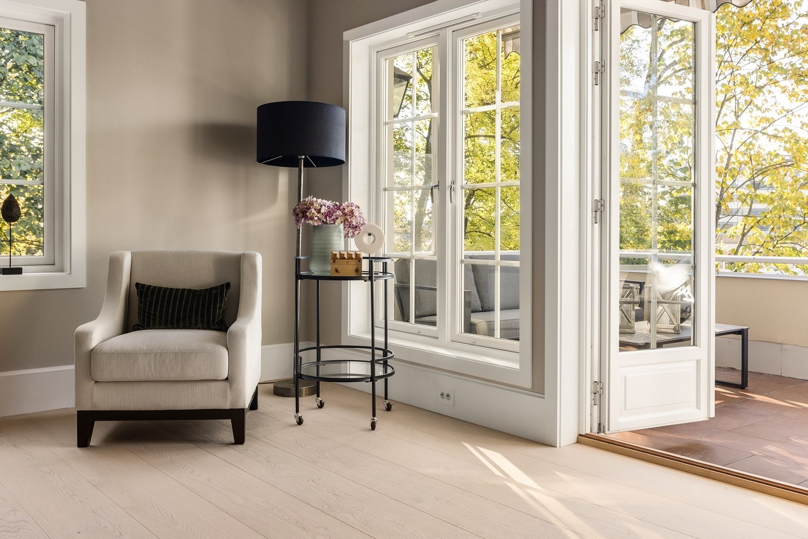 Interiøret er vakkert sammensatt hvor material- og fargevalg er gjennomført i samråd med interiørdesigner Galleribilde