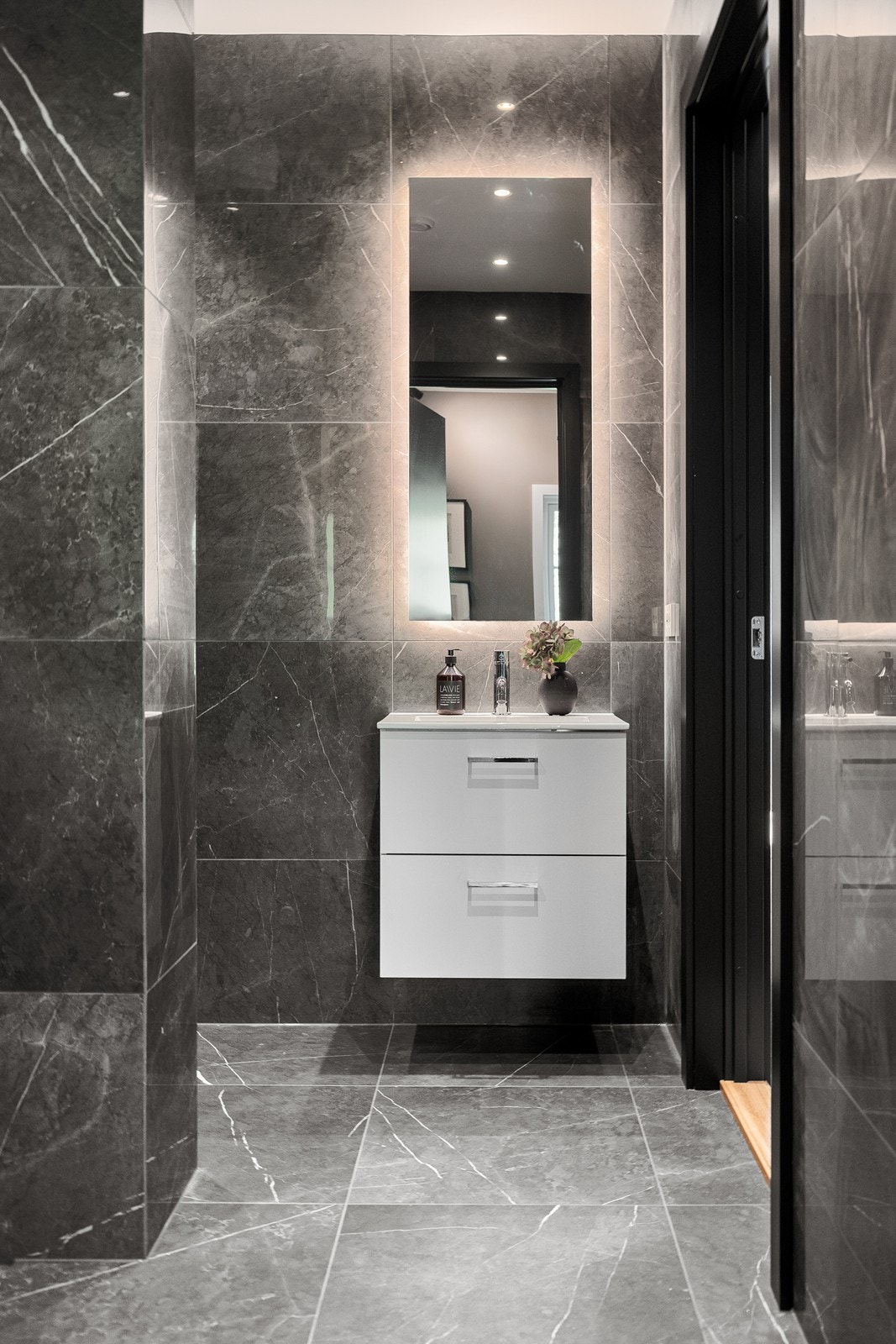 Interiøret er vakkert sammensatt og hele leiligheten har et sømløst og gjennomgående design Galleribilde