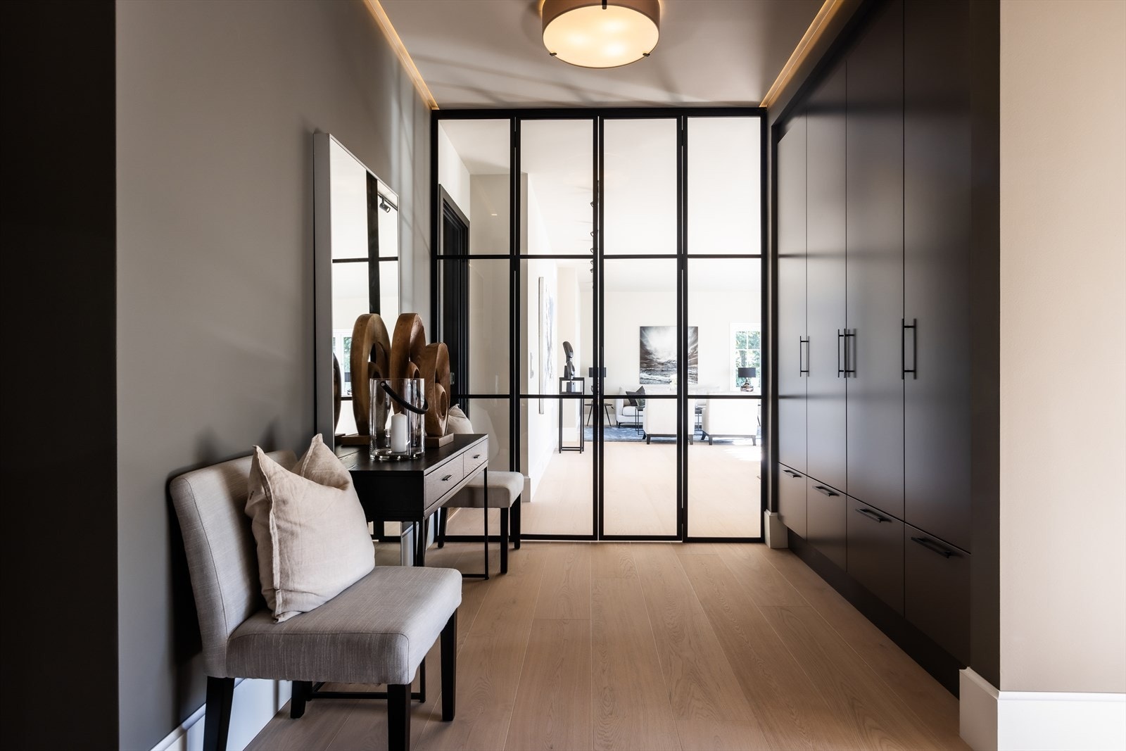 Leiligheten har gode oppbevaringsmuligheter i garderobeskap. Det medfølger i tillegg to boder på totalt 18 kvm. Galleribilde