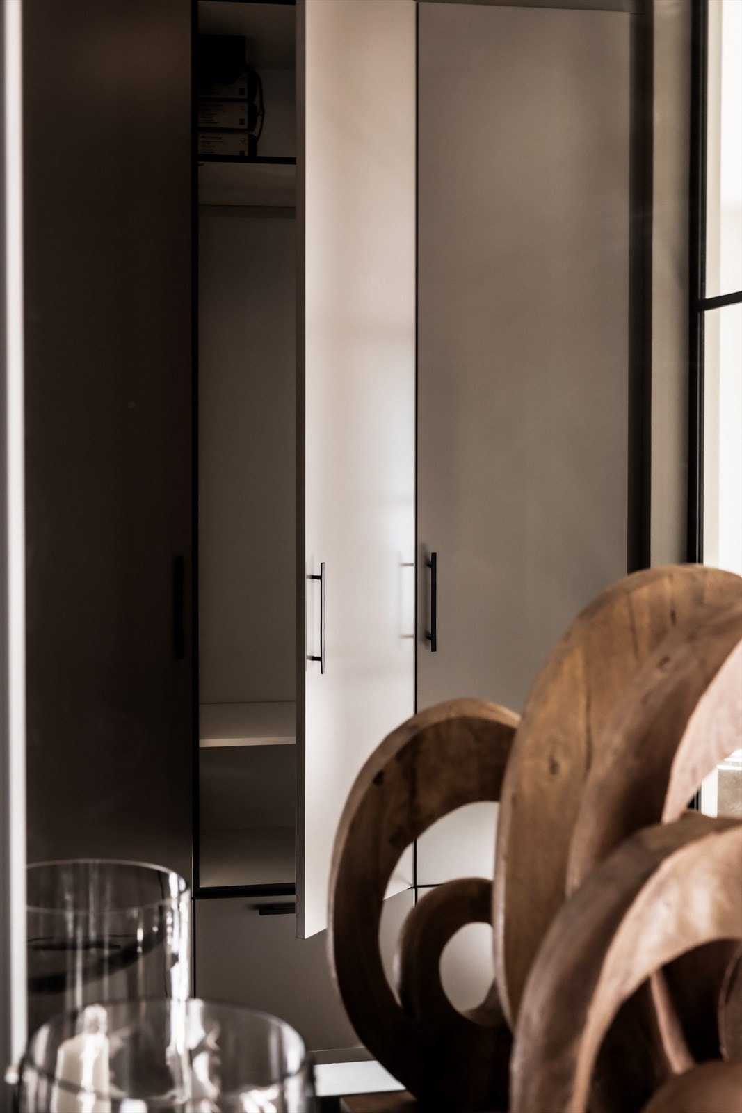 Meget gode oppbevaringsmuligheter i integrerte garderobeskap som strekker seg fra gulv og opp mot himlingshøyde Galleribilde