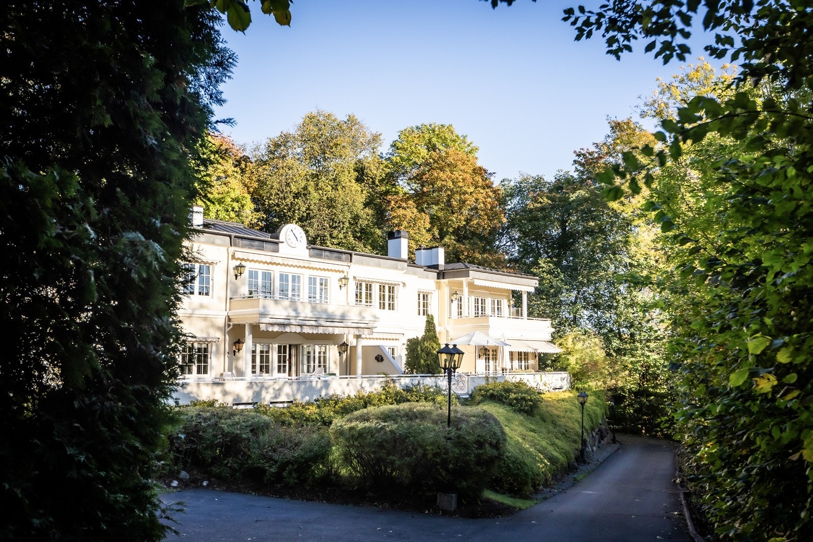 Tilbaketrukket og fredelig i idylliske omgivelser, omkranset av store grøntområder Galleribilde