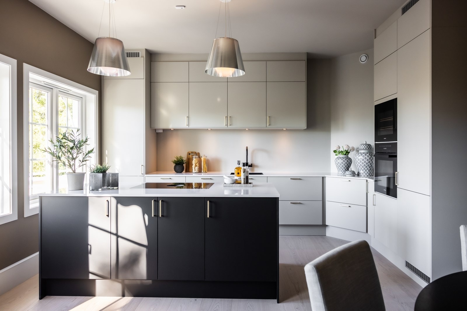 Moderne og velutstyrt kjøkken fra Designa med kjøkkenøy og integrerte hvitevarer fra Miele Galleribilde