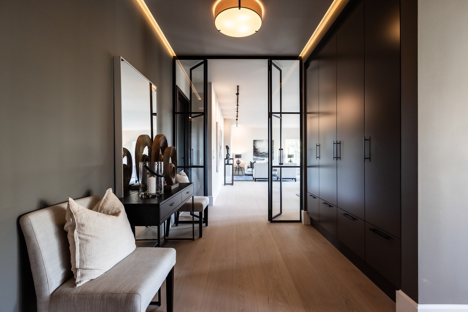 Hallen skaper et godt førsteinntrykk med pene overflater og generøs takhøyde. Elegant og gjennomtenkt belysning gir rommet det lille ekstra Galleribilde