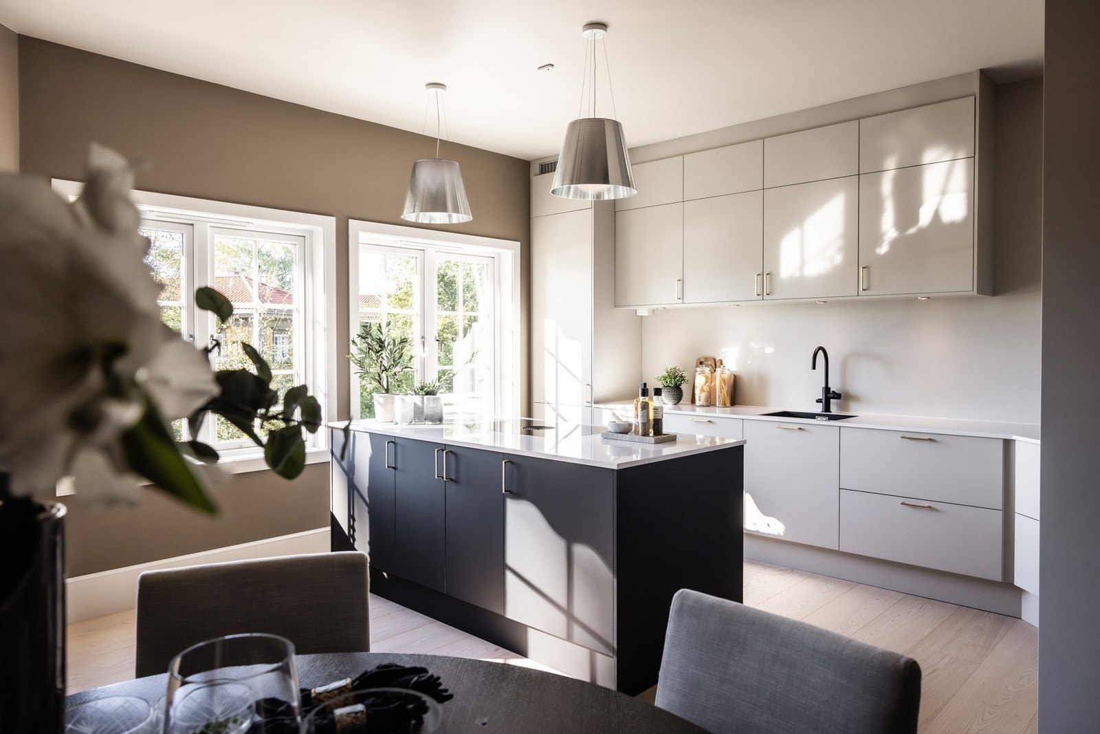 Stort og flott spisekjøkken med åpen peis, store vindusflater og meget gode lysforhold Galleribilde