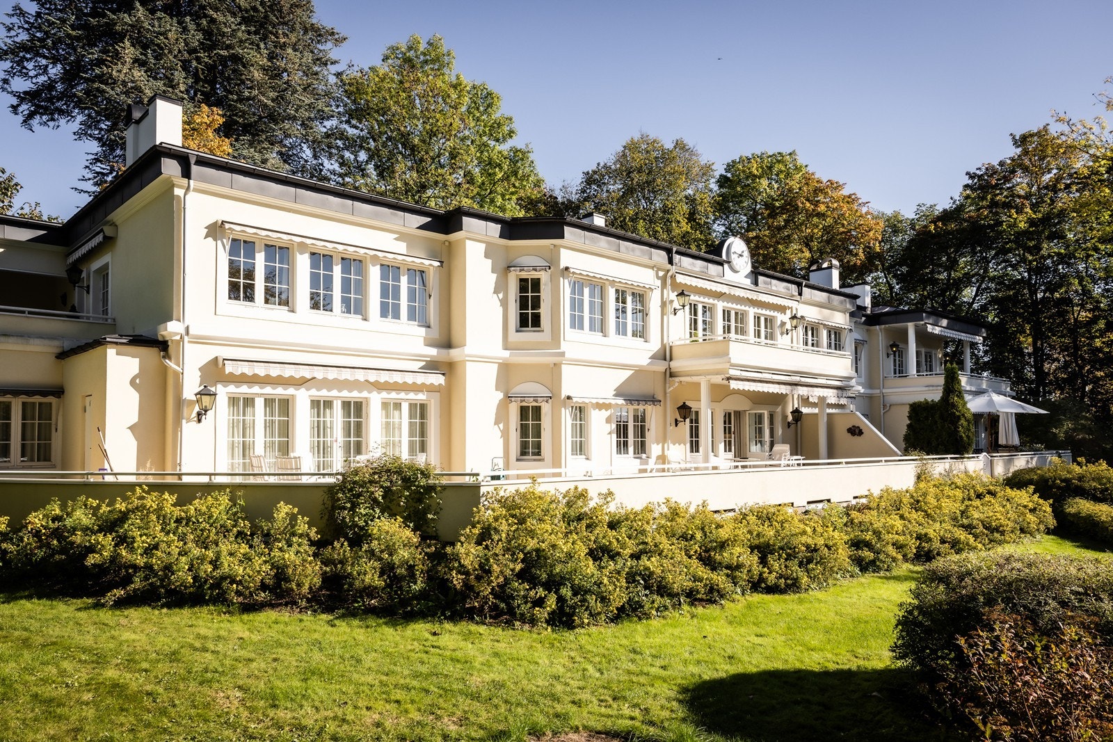 Sameiet Askeveien 9 er et eksklusivt, lite og veldrevet sameie, bestående av kun fire leiligheter. Bygget er tegnet av Arkitekt Lorentz Gedde-Dahl Galleribilde