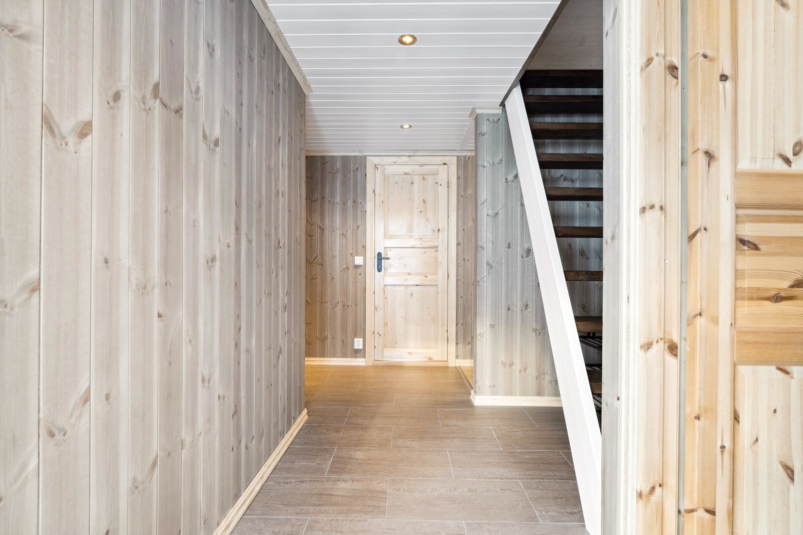 Entré med trapp opp til hemsen. Galleribilde