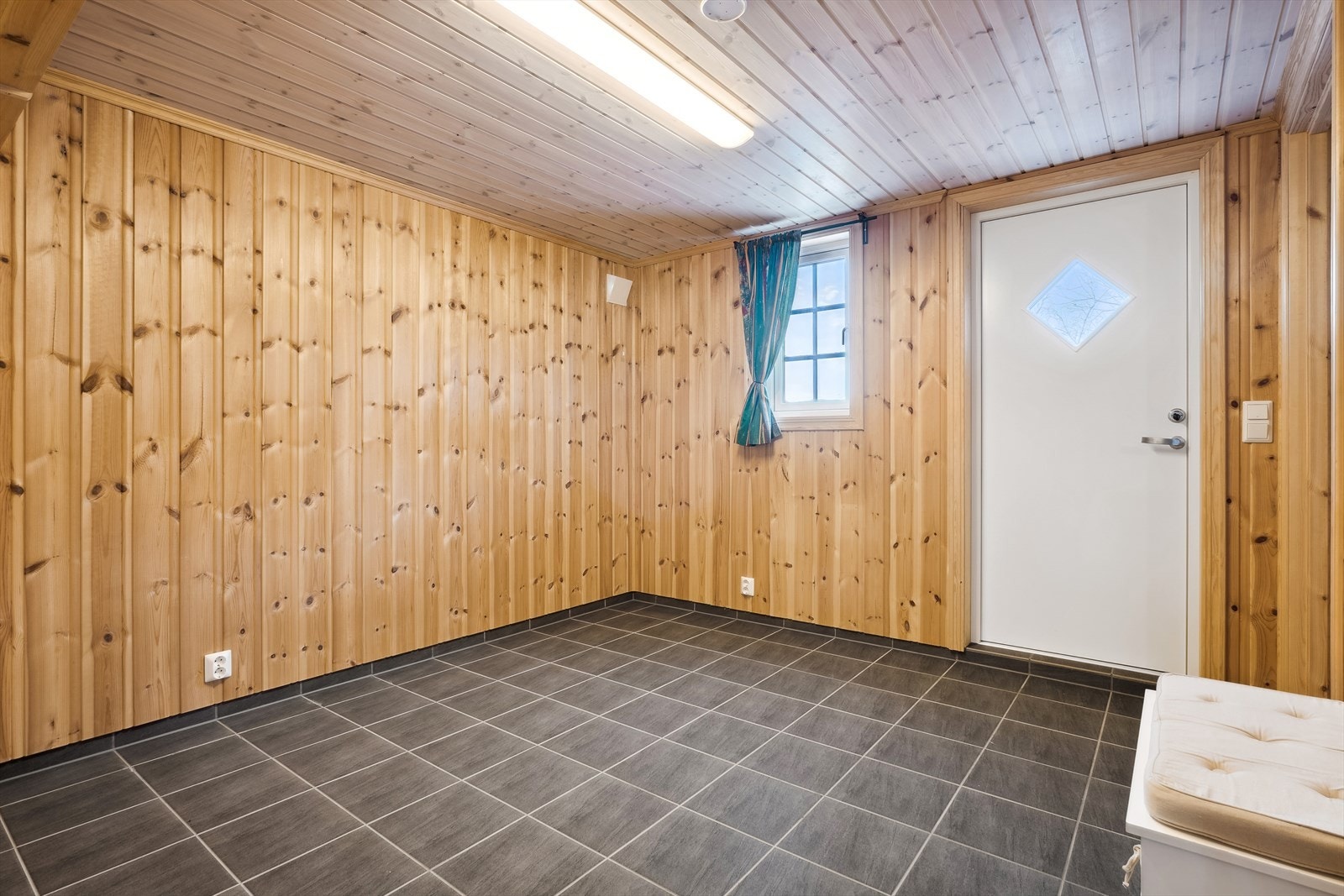 Gang i tilbygget med egen inngang. Galleribilde