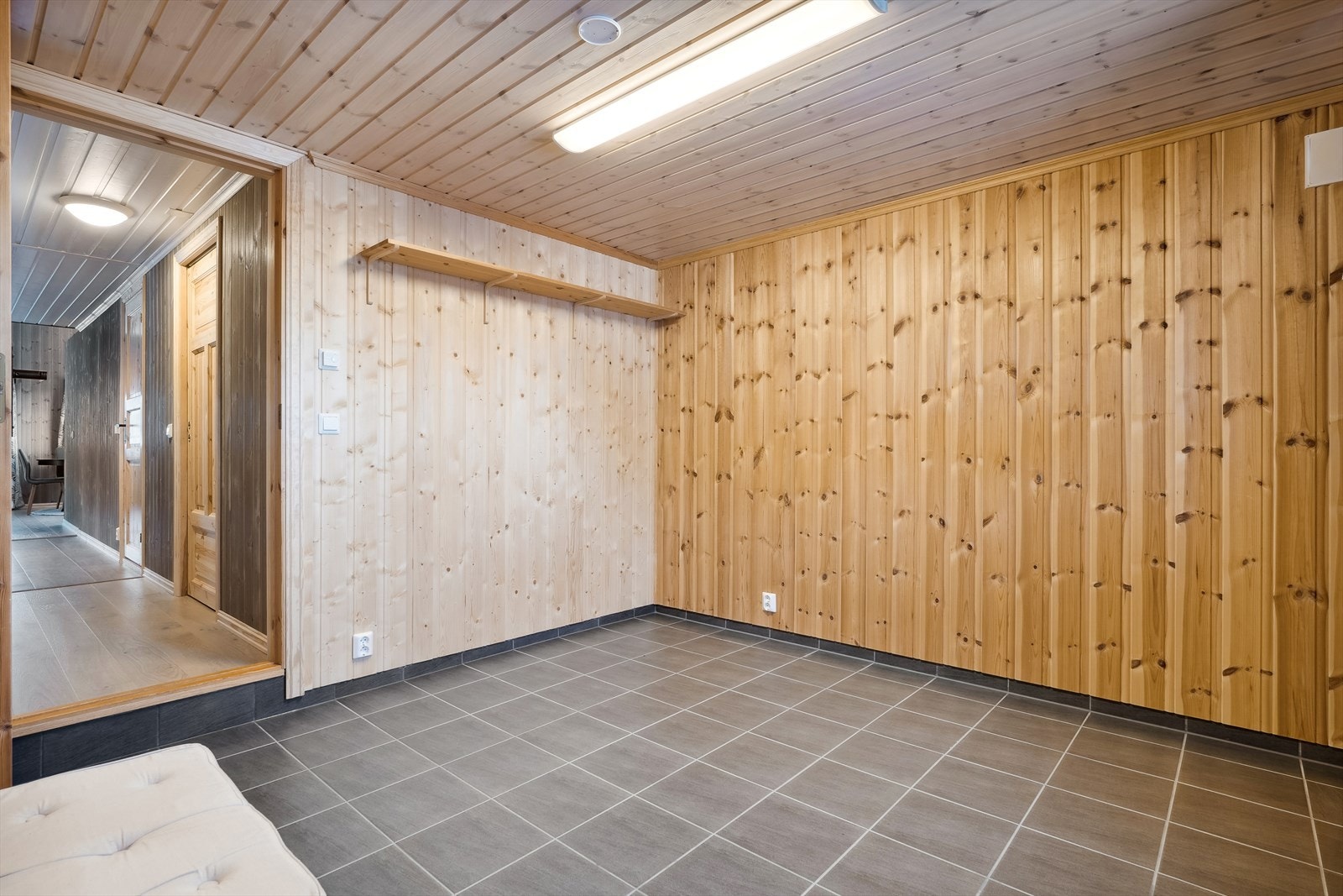 Gang i tilbygget fra 2017. Svært praktisk med den gode plassen etter f.eks. en dag i bakken. Galleribilde